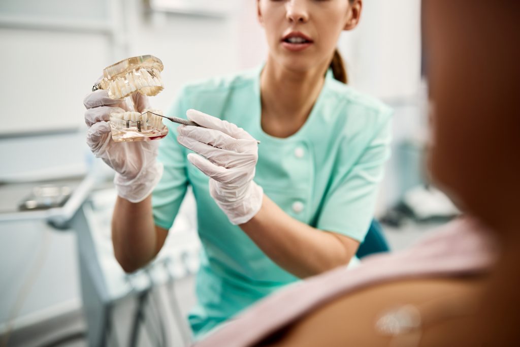 Est-ce que tous les dentistes peuvent poser des implants dentaires ? Comprendre la pose d'implants par un dentiste